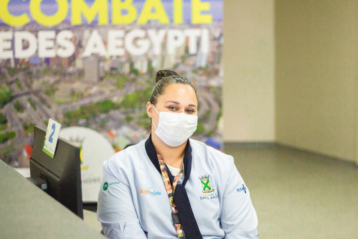Recepcionista no centro de Referência para Dengue, em Santo André.